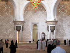 079 Gebetssaal mit Mekka Nische, Mihab.JPG